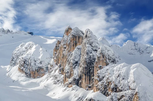 มุมมองเมฆของ Dolomites ใกล้ Val di Fassa ภูมิภาค Trentino-Alto-Adige, อิตาลี . — ภาพถ่ายสต็อก