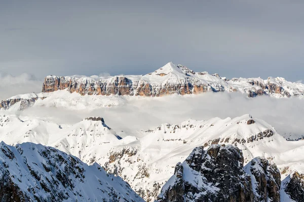 アラッバ、Trentino-Alto-Adige 地域、イタリアのマルモラーダ氷河からドロミテの日当たりの良いビュー. — ストック写真