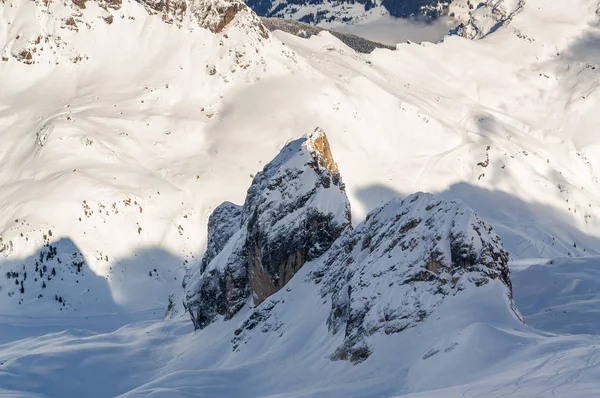 アラッバ、Trentino-Alto-Adige 地域、イタリアのマルモラーダ氷河からドロミテの日当たりの良いビュー. — ストック写真