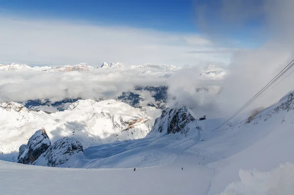 Sonniger Blick auf die Dolomiten vom Marmolada-Gletscher von Araba, Trentino-Alto-adige, Italien. — Stockfoto