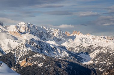 Dolomites Belvedere Valley Val di Fassa, Trentino-Alto-Adige bölgesi, İtalya Canazei yakınındaki görünümünü sabah.