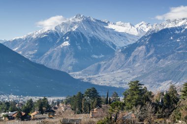 Güneşli görünümünü Dolomites yakınındaki Merano, Trentino-Alto-Adige bölgesi, İtalya.