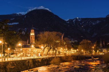 Merano, küçük şirin kasaba, Dolomit Alps, Bolzano eyaletinin, Trentino-Alto-Adoge bölgesi, İtalya'nın gece görünümü.