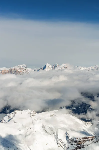 Vista soleada de Dolomitas desde el glaciar Marmolada de Arabba, región de Trentino-Alto Adigio, Italia . — Foto de Stock