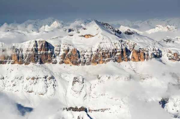 Сонячний хмари освітлена Доломіти Мармолада льодовик гірськолижних, Trentino-Alto-Adige область, Італія. — стокове фото
