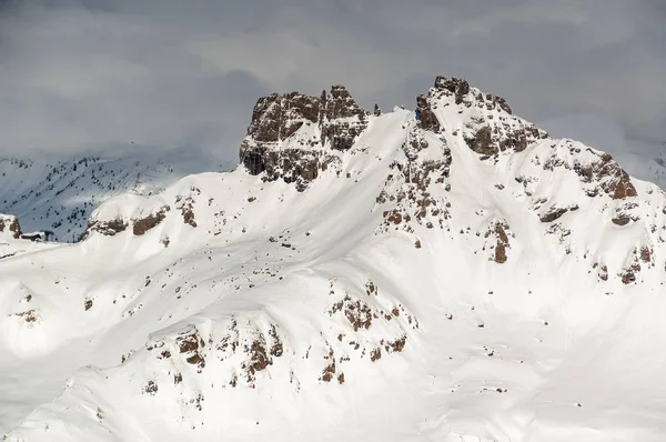 アラッバ、Trentino-Alto-Adige 地域、イタリアのマルモラーダ氷河からドロミテの日当たりの良いビュー. — ストック写真