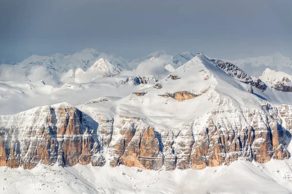 アラッバ、Trentino-Alto-Adige 地域、イタリアのマルモラーダ氷河からドロミテの日当たりの良いビュー. — ストック写真