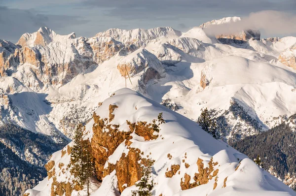 Ranní pohled na Dolomity v Belvedere valley poblíž Canazei Val di Fassa, Trentino-Alto-Adige oblast, Itálie. — Stock fotografie