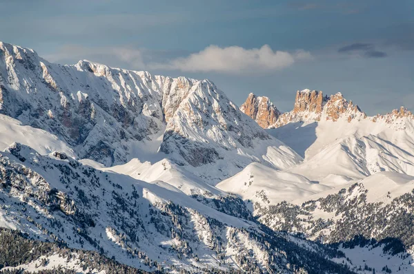 ヴァル ・ ディ ・ ファッサ カナツェーイ、Trentino-Alto-Adige 地域、イタリアに近いベルヴェデーレ バレーでドロミテの朝の景色. — ストック写真