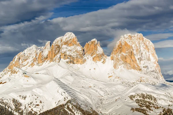 Vista matutina de Dolomitas en el valle del Belvedere cerca de Canazei de Val di Fassa, región de Trentino-Alto Adigio, Italia . — Foto de Stock