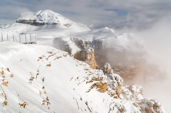 ヴァル ・ ディ ・ ファッサ カナツェーイ、Trentino-Alto-Adige 地域、イタリアに近いパッソ ポルドイの観点からドロミテ アルプスの霧ビュー. — ストック写真
