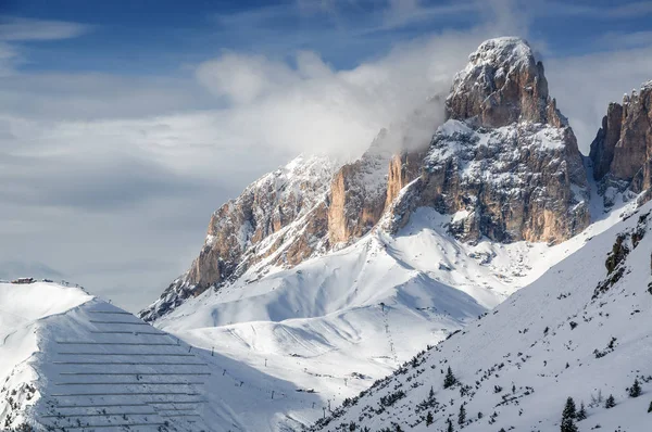 Туманный вид на Доломитные Альпы с точки зрения Пассо-Пордои вблизи Каназея Валь-ди-Фасса, Трентино-Альто-Адидже, Италия . — стоковое фото