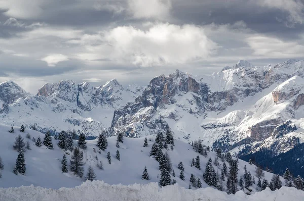 Mglisty widok na Alpy Dolomity z punktu widzenia Passo Pordoi w pobliżu Canazei Val di Fassa, Trentino-Alto-Adige regionu, Włochy. — Zdjęcie stockowe