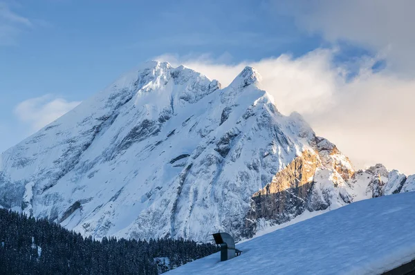 カナツェーイとヴァル ・ ディ ・ ファッサ カンピテッロ、Trentino-Alto-Adige 地域、イタリアの川の渓谷からドロミテの曇りビュー. — ストック写真