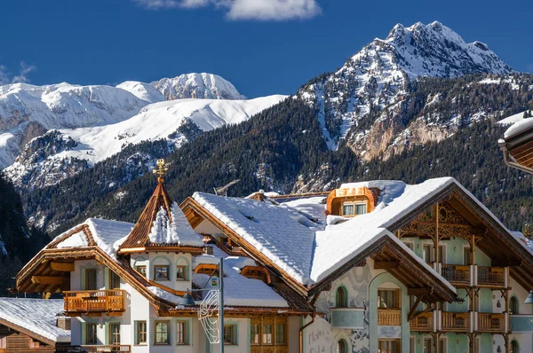 Canazei güneşli görünümü arka planda Val di Fassa, Trentino-Alto-Adige bölgesi, İtalya Dolomites. — Stok fotoğraf