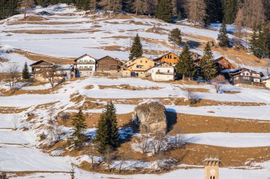 Campitello güneşli görünümü arka planda Val di Fassa, Trentino-Alto-Adige bölgesi, İtalya Dolomites.