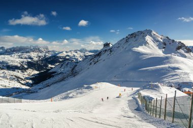 Val di Fassa, Trentino-Alto-Adige bölgesi, İtalya Canazei yakınındaki kar Vadisi'nin sabah görünümü.