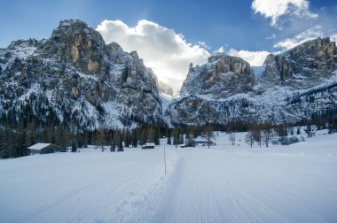 Val di Fassa, Trentino-Alto-Adige bölgesi, İtalya Canazei yakınındaki kar Vadisi'nin sabah görünümü.