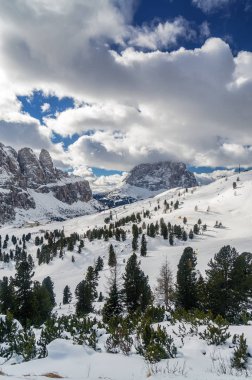 Val di Fassa, Trentino-Alto-Adige bölgesi, İtalya Canazei yakınındaki kar Vadisi'nin bulutlu görünüm.