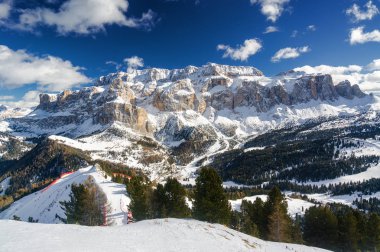 Val di Fassa, Trentino-Alto-Adige bölgesi, İtalya Canazei yakınındaki kar Vadisinin güneşli görünümü.