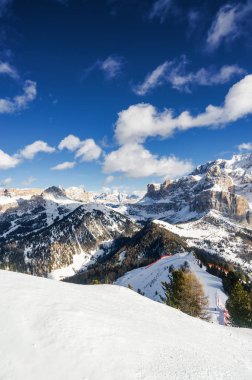 Val di Fassa, Trentino-Alto-Adige bölgesi, İtalya Canazei yakınındaki kar Vadisinin güneşli görünümü.