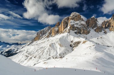 Val di Fassa, Trentino-Alto-Adige bölgesi, İtalya Canazei yakınındaki Belvedere Vadisinin güneşli görünümü.