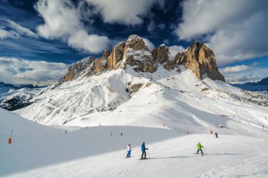Val di Fassa, Trentino-Alto-Adige bölgesi, İtalya Canazei yakınındaki Belvedere Vadisinin güneşli görünümü.