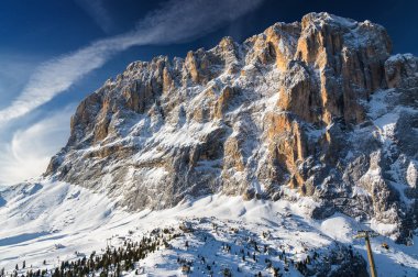 Val di Fassa, Trentino-Alto-Adige bölgesi, İtalya Canazei yakınındaki Dolomit Alplerdeki güneşli görünümü.