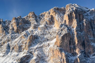 Val di Fassa, Trentino-Alto-Adige bölgesi, İtalya Canazei yakınındaki Dolomit Alplerdeki güneşli görünümü.