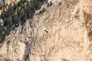 Val di Fassa, Trentino-Alto-Adige bölgesi, İtalya Canazei yakınındaki Dolomit Alplerdeki arka plan, paraşütçü.