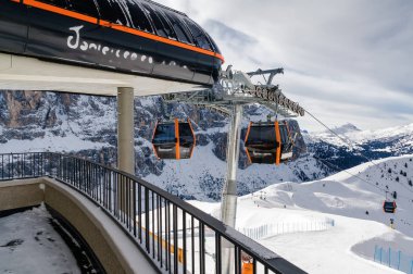 Val di Fassa, Trentino-Alto-Adige bölgesi, İtalya Canazei yakınındaki Dolomit Alplerdeki güneşli görünümü.