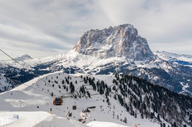 Val di Fassa, Trentino-Alto-Adige bölgesi, İtalya Canazei yakınındaki Dolomit Alplerdeki güneşli görünümü.
