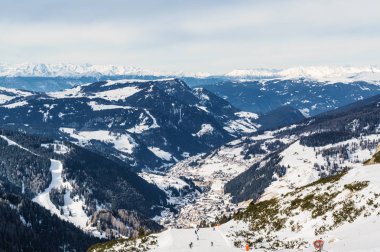 Val di Fassa, Trentino-Alto-Adige bölgesi, İtalya Canazei yakınındaki Dolomit Alplerdeki güneşli görünümü.