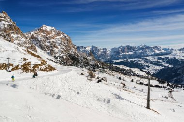 Val di Fassa, Trentino-Alto-Adige bölgesi, İtalya Canazei yakınındaki Dolomit Alplerdeki güneşli görünümü.