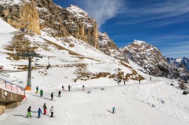 Val di Fassa, Trentino-Alto-Adige bölgesi, İtalya Canazei yakınındaki Dolomit Alplerdeki güneşli görünümü.