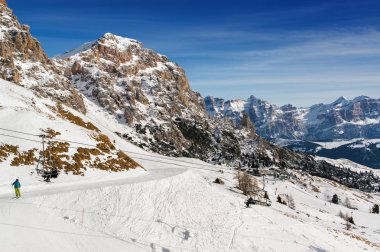 Val di Fassa, Trentino-Alto-Adige bölgesi, İtalya Canazei yakınındaki Dolomit Alplerdeki güneşli görünümü.