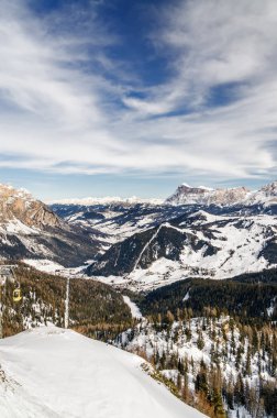 Val di Fassa, Trentino-Alto-Adige bölgesi, İtalya Alta Badia yakınındaki Dolomit Alplerdeki güneşli görünümü.