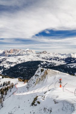 Val di Fassa, Trentino-Alto-Adige bölgesi, İtalya Alta Badia yakınındaki Dolomit Alplerdeki güneşli görünümü.