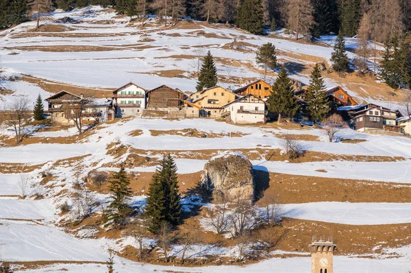 Zonnige weergave van Campitello op de achtergrond van de Dolomieten van Val di Fassa, regio Trentino-Alto-Adige, Italië. — Stockfoto