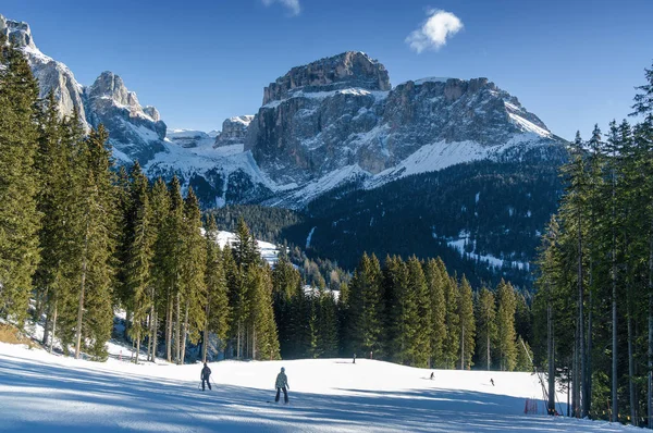 ヴァル ・ ディ ・ ファッサ カナツェーイ、Trentino-Alto-Adige 地域、イタリアの近くの雪の谷の朝の景色. — ストック写真