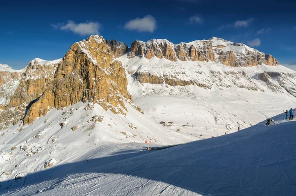 Ranní pohled snow Valley poblíž Canazei Val di Fassa, Trentino-Alto-Adige oblast, Itálie. — Stock fotografie