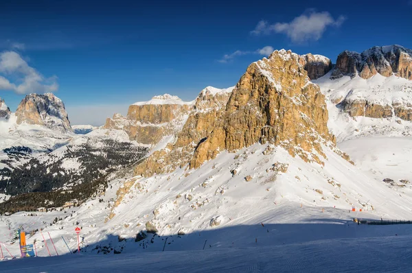 Rano widok na dolinę śniegu w pobliżu Canazei Val di Fassa, Trentino-Alto-Adige regionu, Włochy. — Zdjęcie stockowe