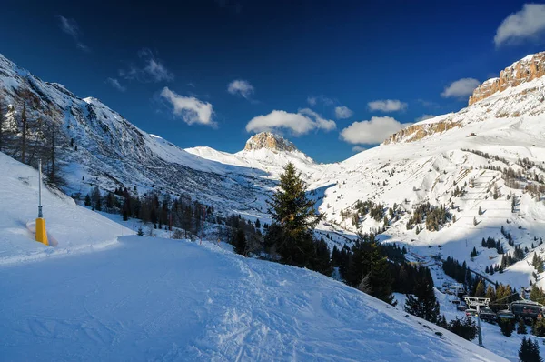 Val di Fassa, Trentino-Alto-Adige bölgesi, İtalya Canazei yakınındaki kar Vadisi'nin sabah görünümü. — Stok fotoğraf