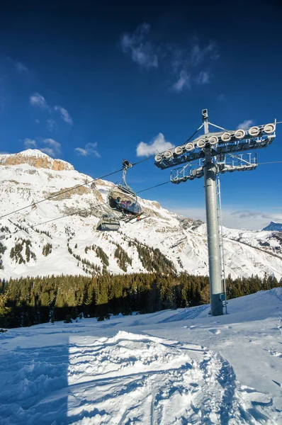 Blick auf das Schneetal in der Nähe von Canazei im Val di Fassa, Trentino-Alto-adige, Italien. — Stockfoto