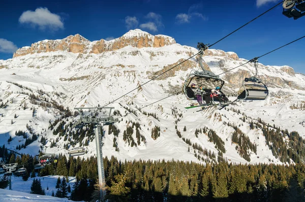 Ochtend uitzicht op sneeuw vallei in de buurt van Canazei van Val di Fassa, regio Trentino-Alto-Adige, Italië. — Stockfoto