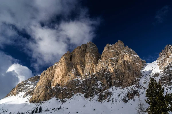 Rano widok na dolinę śniegu w pobliżu Canazei Val di Fassa, Trentino-Alto-Adige regionu, Włochy. — Zdjęcie stockowe