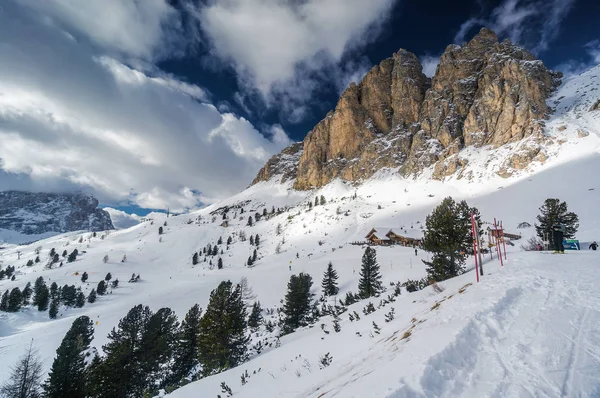 ヴァル ・ ディ ・ ファッサ カナツェーイ、Trentino-Alto-Adige 地域、イタリアの近くの雪の谷の曇りビュー. — ストック写真