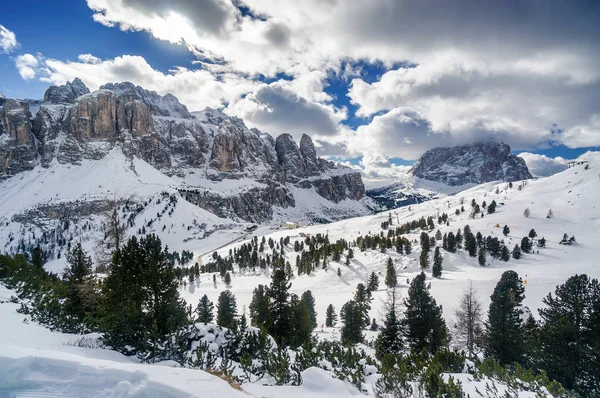 Vue nuageuse de la vallée de la neige près de Canazei de Val di Fassa, région Trentin-Haut-Adige, Italie . — Photo