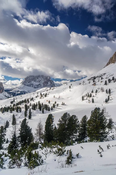Pochmurny widok na dolinę śniegu w pobliżu Canazei Val di Fassa, Trentino-Alto-Adige regionu, Włochy. — Zdjęcie stockowe