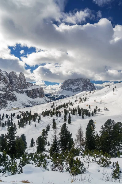 Pochmurny widok na dolinę śniegu w pobliżu Canazei Val di Fassa, Trentino-Alto-Adige regionu, Włochy. — Zdjęcie stockowe